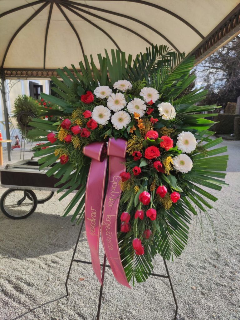 grobni aranžmani. Izrada cvjetnih dekoracija za sprovode tj. pogrebe, cvjećarna Flora Rustica